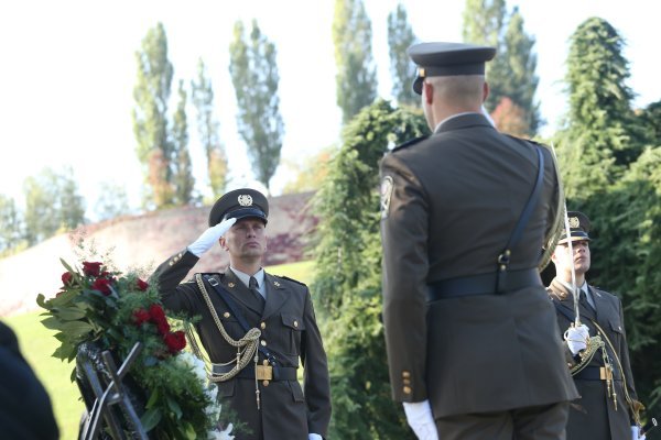Na Mirogoju položeni vijenci povodom Dana neovisnosti RH