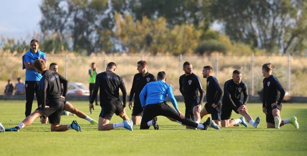 Trening hrvatske nogometne reprezentacije u Omišu dva dana prije utakmice