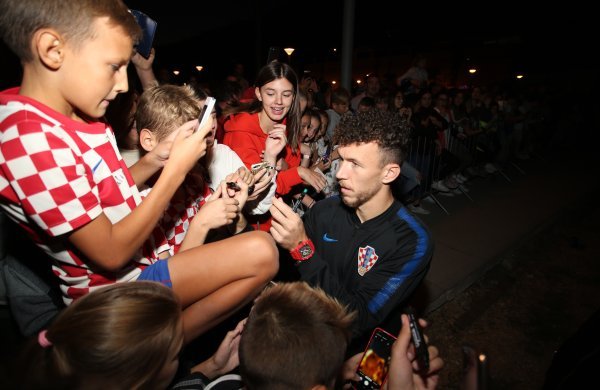 Omiš: Ivan Perišić dijelio autograme najmlađim fanovima