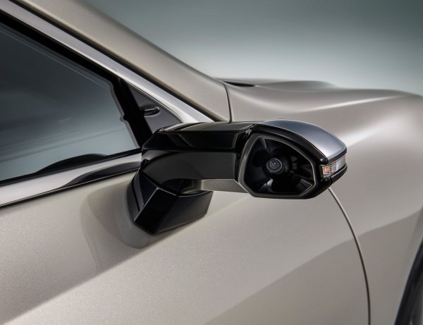 Lexus ES sa sustavom kamera umjesto bočnih retrovizora