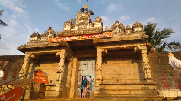 Hram unutar resorta Thirparappu  