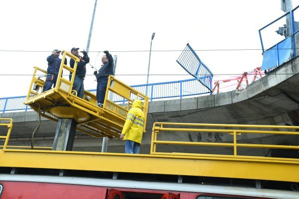 Sisak: Vozač automobila probio ogradu mosta i pao na željezničku prugu