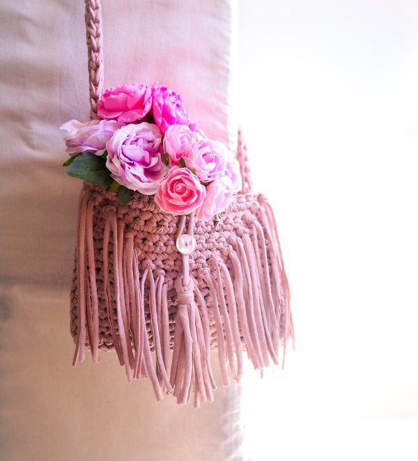 01. bež torbica s resicama (1)