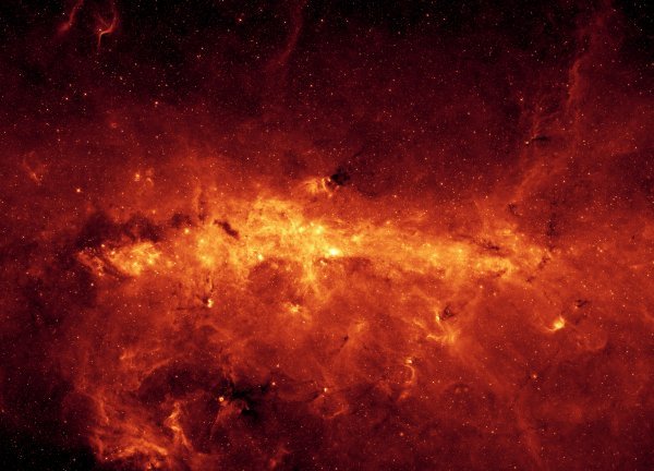 Spitzerov snimak prikazuje dio galaktičkog središta koji se proteže na udaljenosti od 760 svjetlosnih godina
