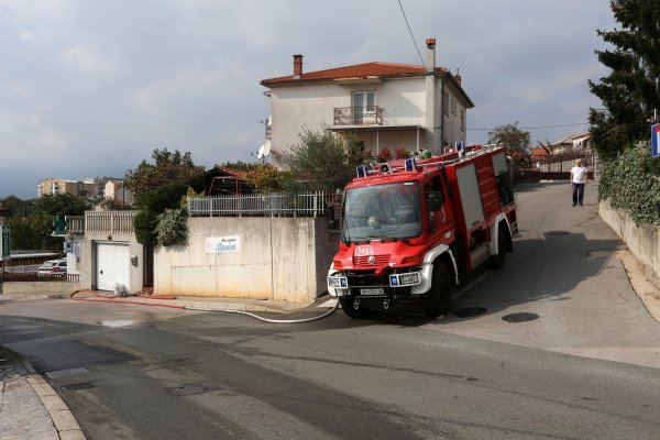 Rijeka: Vatrogasci gase požar koji je izbio na obiteljskoj kući