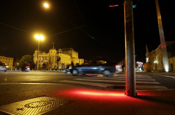 Zagreb: Novi semafor za pješake osvjetljava nogostup jarko crvenom bojom