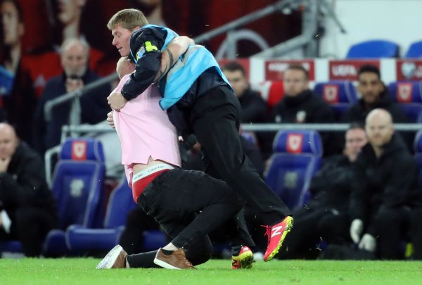 Navijač-egzibicionist utrčao na teren tijekom utakmice Walesa i Hrvatske