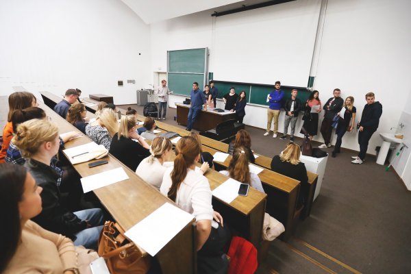 Tim zbora, na čelu s voditeljem Bojanom Barišićem, objašnjava kandidatima što se od njih očekuje na audiciji