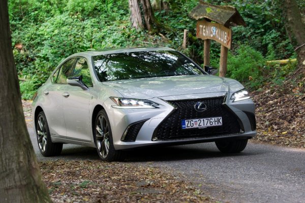 Lexus ES 300h F Sport