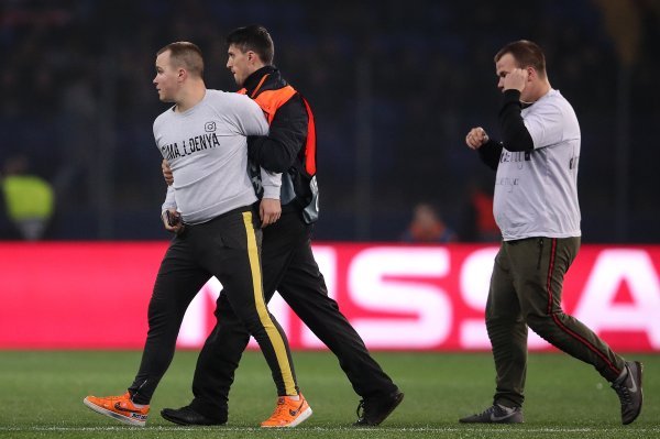 Dva navijača uletjela na teren