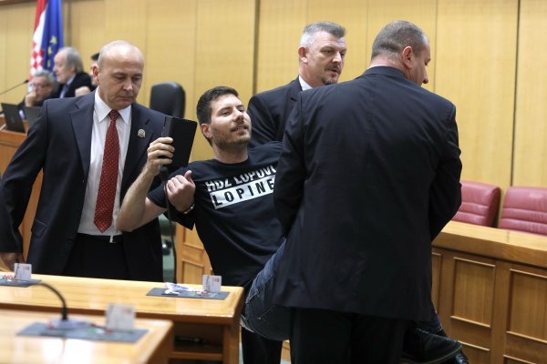 Ivan Pernar u majici 'HDZ lopovi' izbačen iz sabornice