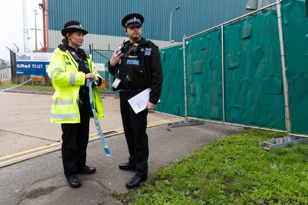 Policija na mjestu zločina u Essexu, gdje je u kamionu pronađeno 39 mrtvih osoba