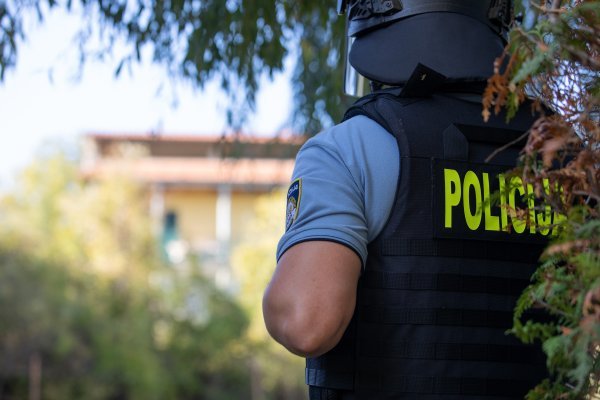 Muškarac se zatvorio u kuću i prijeti da će izazvati eksploziju