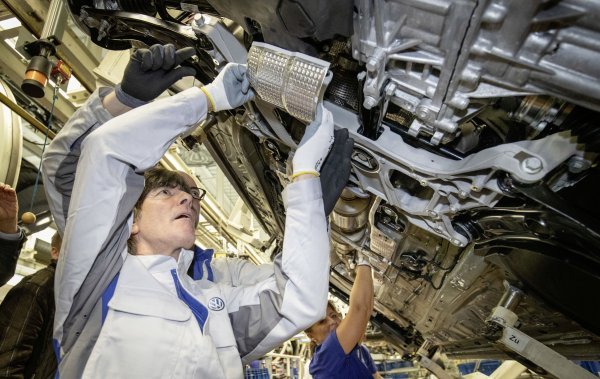 Joachim 'Jogi' Löw, trener njemačke nogometne reprezentacije na proizvodnoj traci novog VW Golfa 8