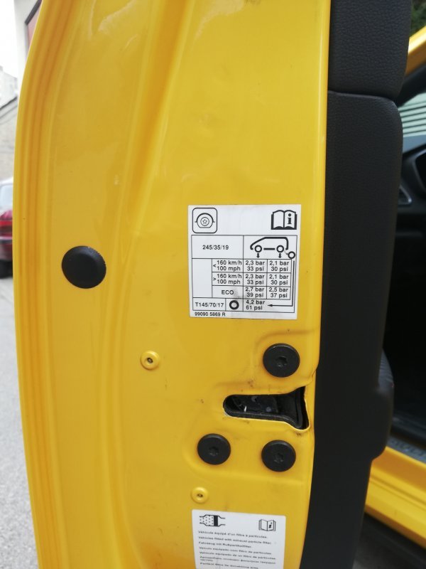 Pravilan tlak zraka u gumama za vaše vozilo može se nalaziti i na samim vratima (gore lijevo je dimenzija vaših guma 245/35R19)