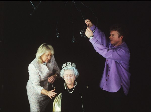 Kraljica Elizabeta sa suradnicima, Angela Kelly desno