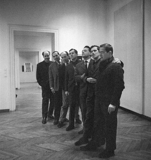 Gorgona, sekvenca iz akcije skupnog naziva Adoracija na samostalnoj izložbi Julija Knifera održanoj u Galeriji suvremene umjetnosti, 1966.