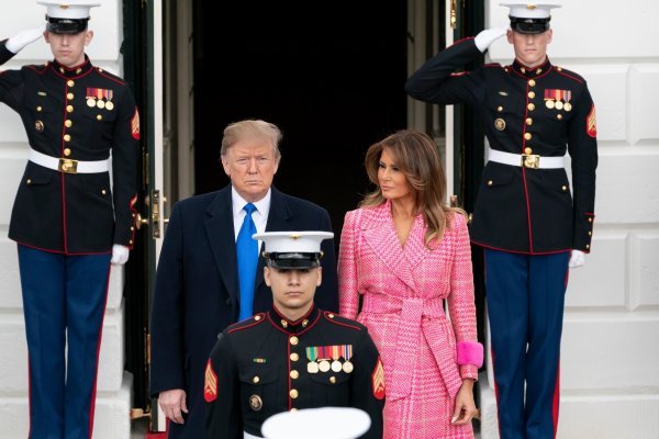 Melania Trump u kaputima koji naglašavaju struk