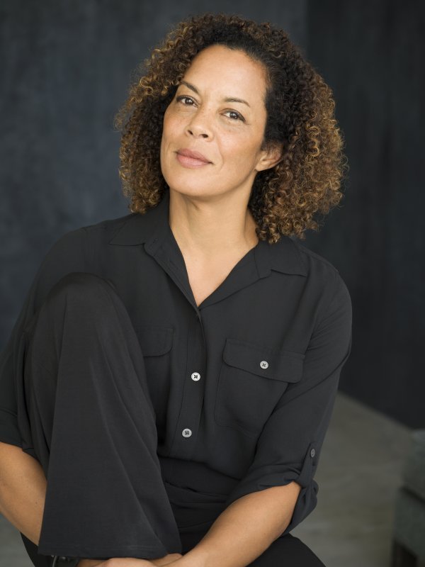 Aminatta Forna rođena je u Škotskoj, a odrasla je u Sijera Leoneu i Velikoj Britaniji. Dio života provela je u Iranu, Tajlandu i Zambiji. Njezini romani prevedeni su na dvadesetak jezika, a eseje je objavljivala u renomiranim časopisima i novinama