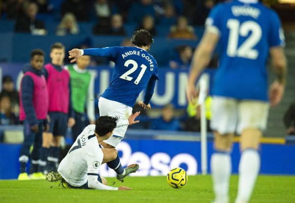 Son Heung-min prekršajem je zaustavio igrača Evertona Andrea Gomesa, nakon čega je Porugalac iznesen s terena, a Korenac zaplakao