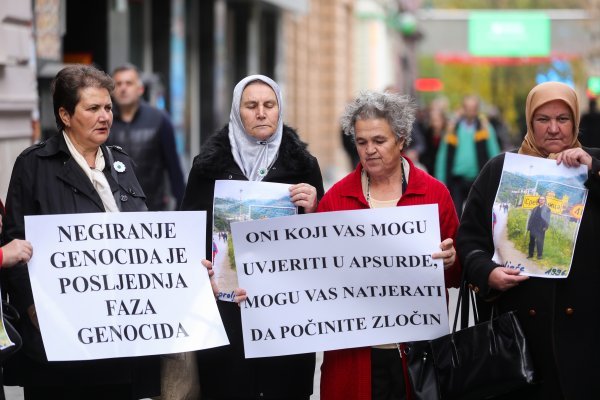 Prosvjed ispred Veleposlanstva Švedske u Sarajevu zbog dodjele Nobelovu nagradu za knjizevnost Peteru Handkeu