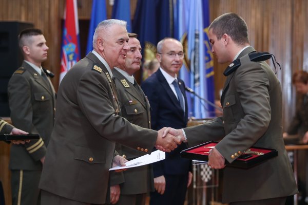 Svečana dodjela činova kadetima sveučilišnih diplomskih i preddiplomskih vojnih studija
