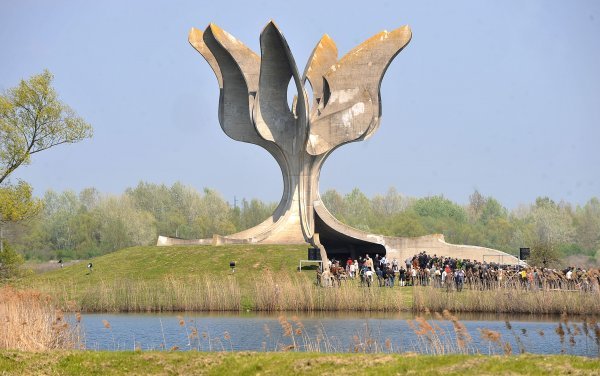 Spomenik stradalima u Jasenovcu