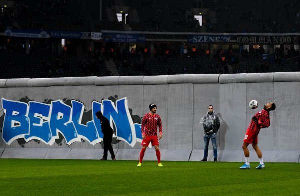 Koreografija navijača Herthe na terenu prije utakmice