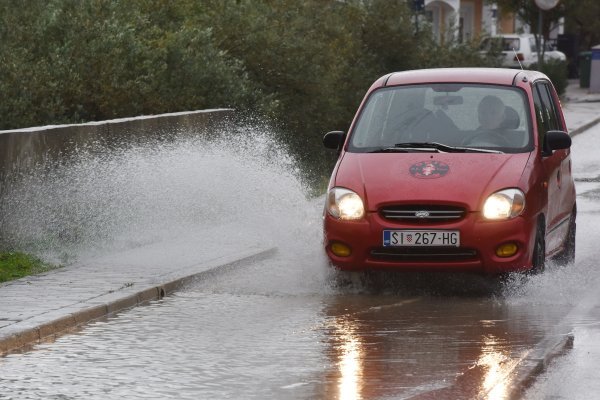 Jako nevrijeme i kiša pogodili područje Vodica