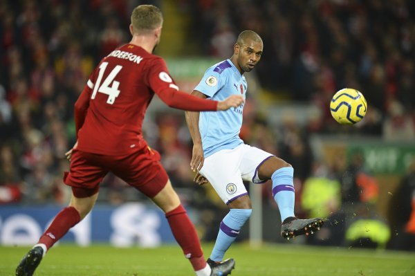Liverpool (Jordan Henderson) - Manchester City (Fernandinho)