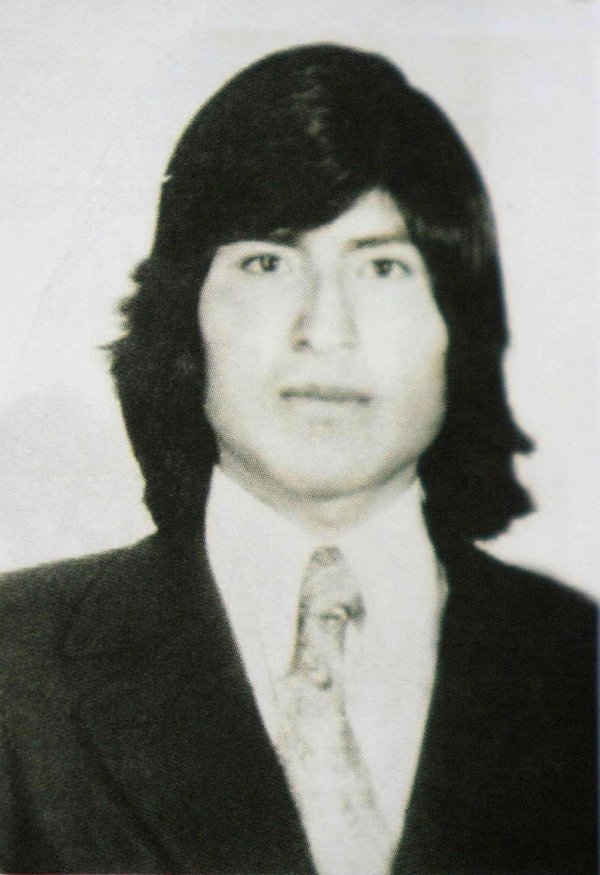 Evo Morales na maturi 1977. u srednjoj školi Beltran Avila u Orurou u Boliviji. Tada je prvi i zadnji put u životu obukao odijelo