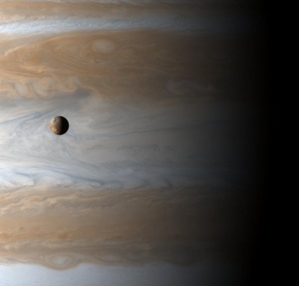 Kad bi Jupiter doista zamijenio mjesto s našim Mjesecom i Zemlja bi se pretvorila u mjesec kakav je Jupiterov Io