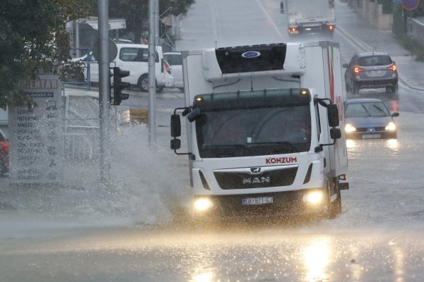 U Makarskoj obilna kiša potopila magistralu na ulazu u grad