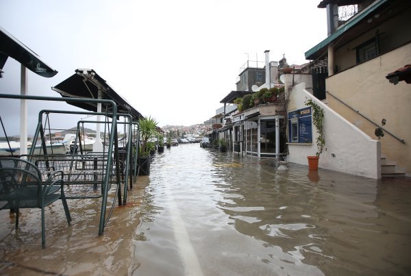 U Šibeniku more nakon nevremena prekrilo rivu