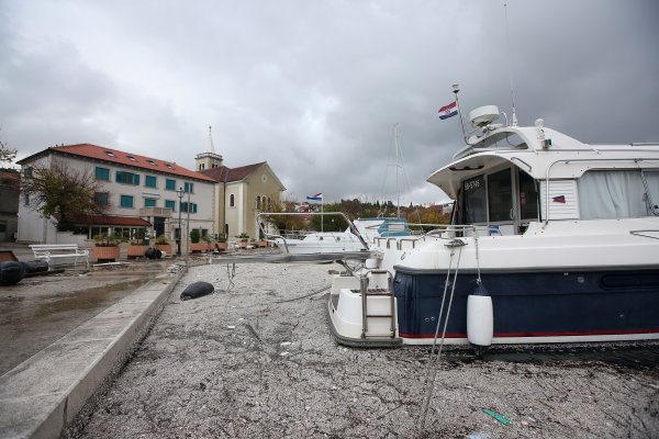 U Zatonu more nakon nevremena izbacilo velike količine otpada