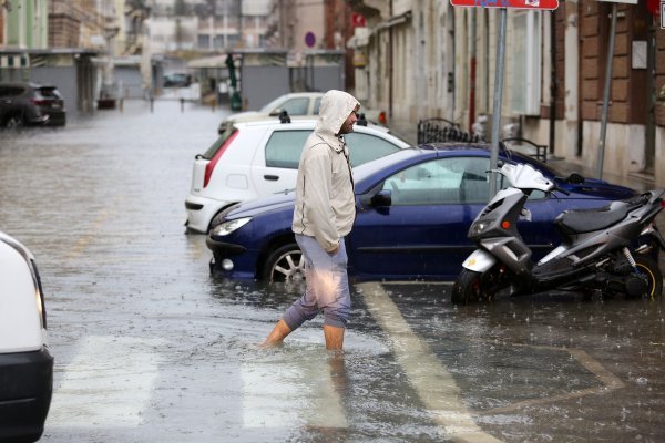 U Rijeci poplavljen centar grada, stanovnici se kreću u gumenim čizmama, bosi ili s daskom za veslanje