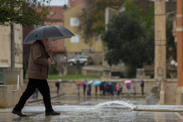 Visoka plima i more na ulicama Zadra nakon olujnog juga