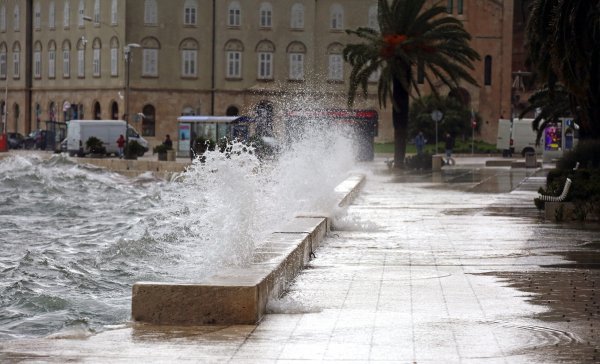 Jako jugo stvara velike valove i plimu na splitskoj rivi