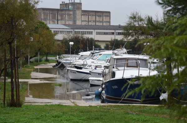 Zbog velike plime na nekoliko mjesta na Trpimirovoj obali u Zadru, ali i u gradu more se prelilo na ulice