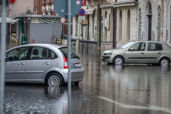 Poplavljena riječka tržnica zbog jakog juga i velike količine oborina