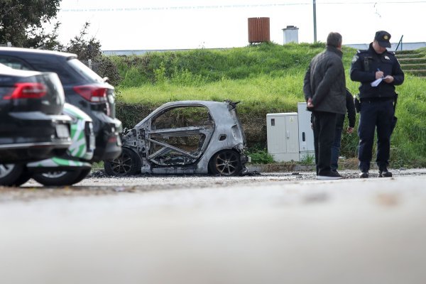 Policijski očevid u Veslačkoj ulici gdje je izgorio automobil