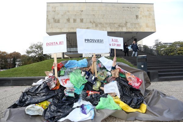 Performans Zelene akcije zbog poskupljenja odvoza otpada