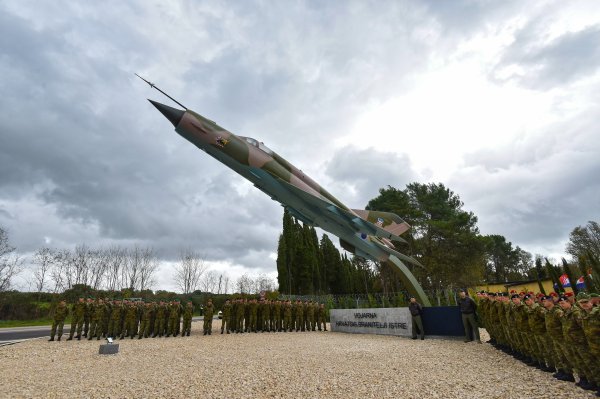 Na bivšem vojnom aerodromu u Valturi svečano otvorena vojarna 'Hrvatski branitelji Istre'