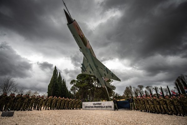 Kolinda Grabar Kitarović otvorila vojarnu 'Hrvatski branitelji Istre' u Puli