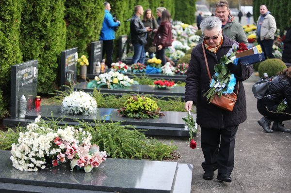 Vukovar: Obitelji stradalih branitelja polažu ruže na grobove