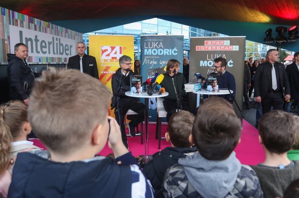 Zagreb: Luka Modrić predstavio je na Interliberu svoju autobiografiju "Moja igra"