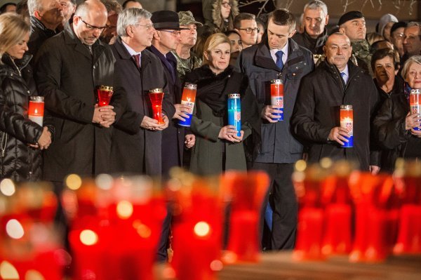 Vukovar: Kolinda Grabar-Kitarović zapalila svijeće ispred vukovarske bolnice