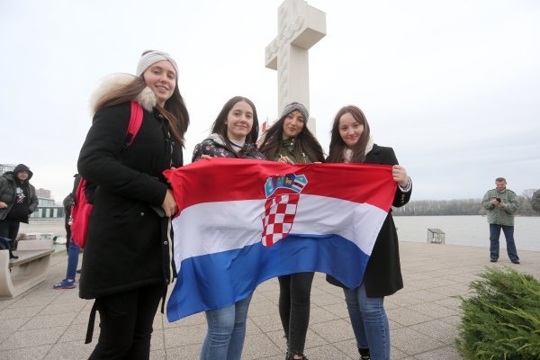 Okupljanje građana u Vukovaru uoči obilježavanja Dana sjećanja na žrtvu Vukovara
