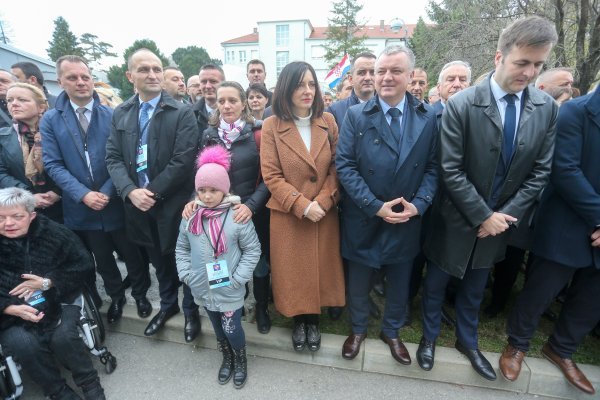 Brojni građani, branitelji i državni dužnosnici ispred bolnice u Vukovaru