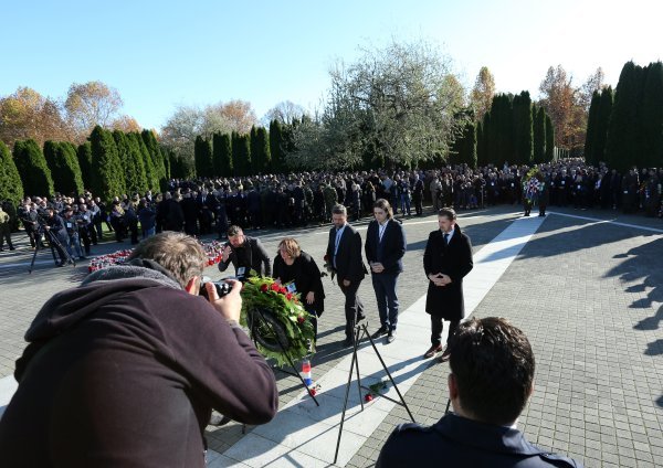 Brojna izaslanstva na Memorijalnom groblju u Vukovaru položila vijence za poginule